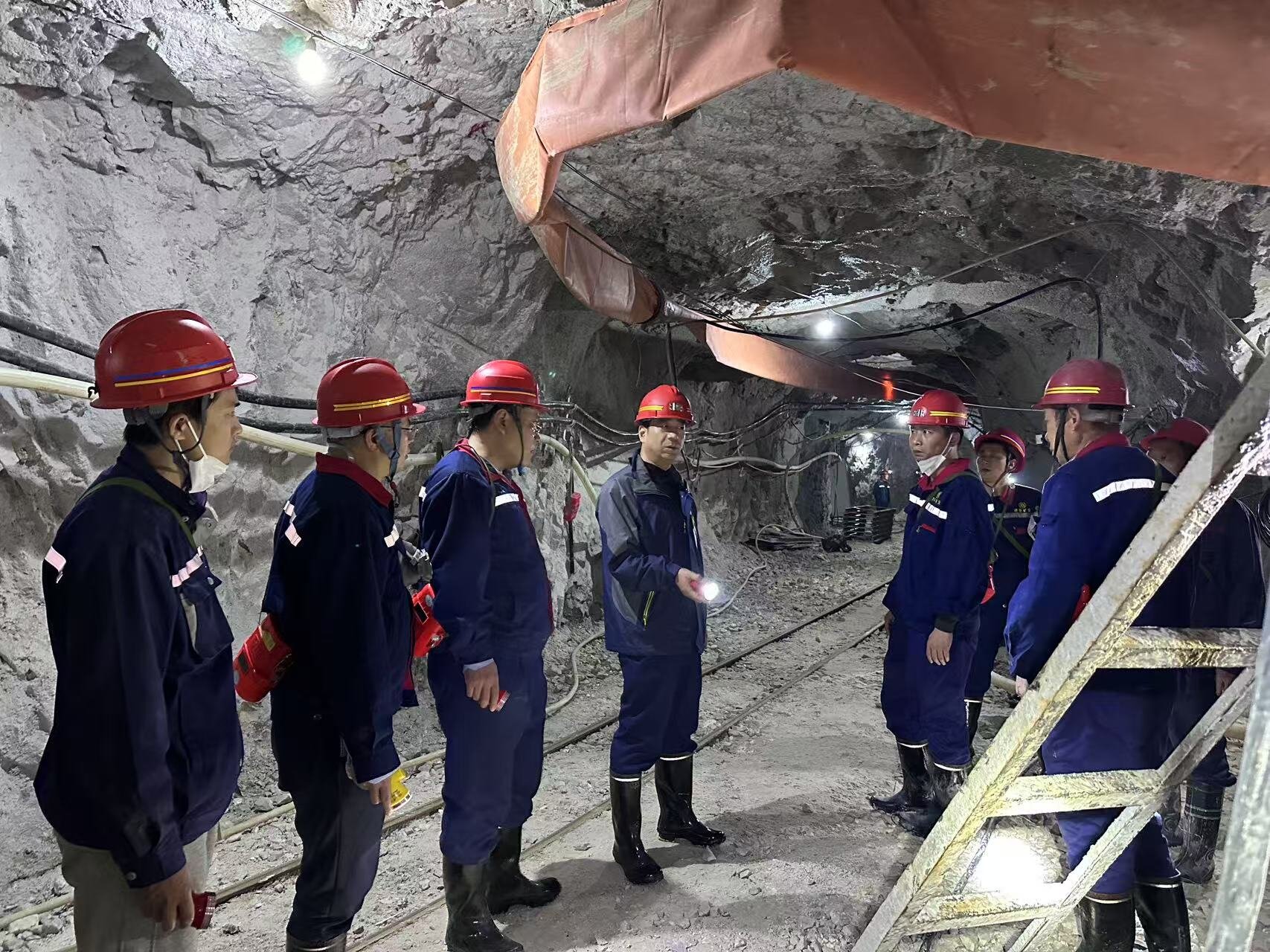 17684379573136567IHc.jpg 井下现场协调.jpg